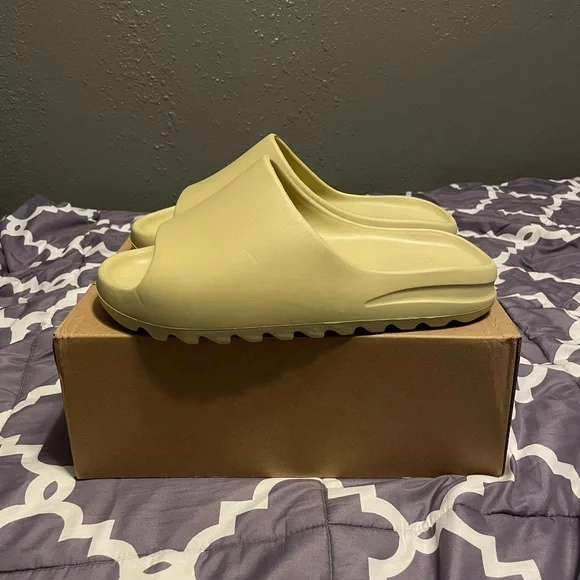 Yeezy Slide ‘Resin’ 2022 - Picture 2 of 5